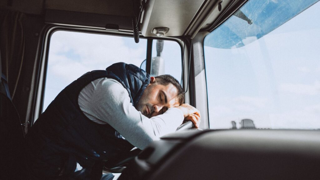 стоять в очереди за 100 рублей