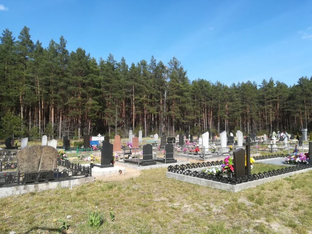 В Ошмянском районе на кладбище украли гранитный камень