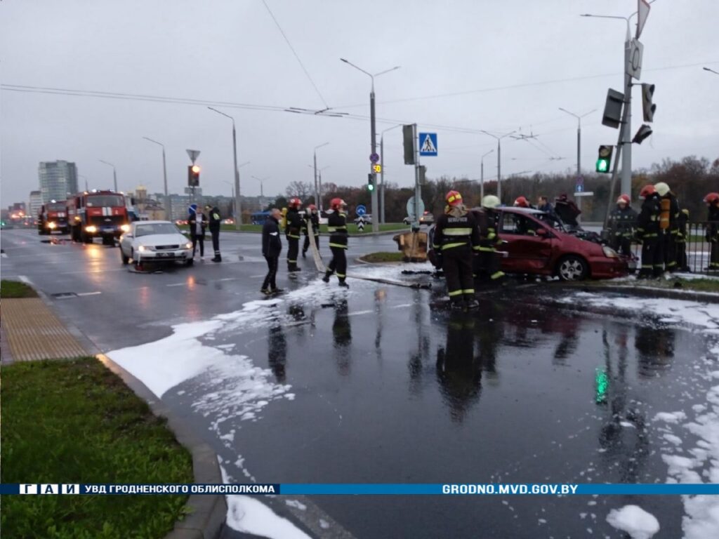 В Гродно на кольце проспекта Янки Купалы произошла авария с возгоранием автомобиля
