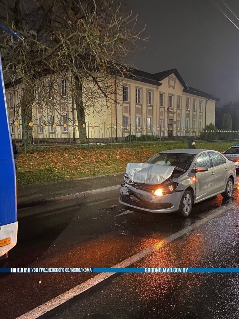 5 ноября в Гродно автомобиль столкнулся с троллейбусом