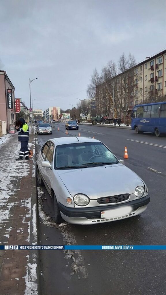 В Лиде женщина попала под машину, переходя в неположенном месте