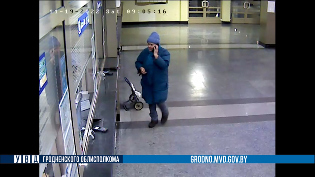 Ищут женщину, которая в здании ж/д вокзала забрала чужой кошелек