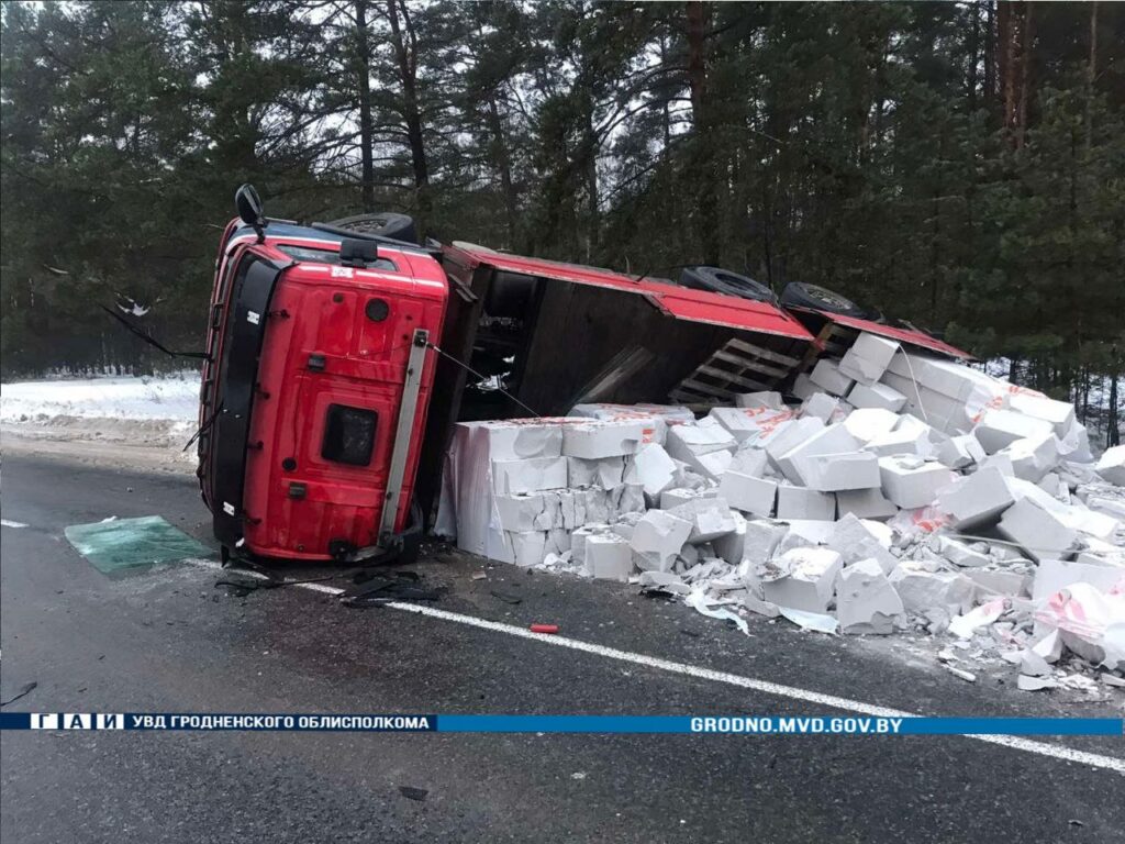 В Сморгонском районе фура «легла» на бок