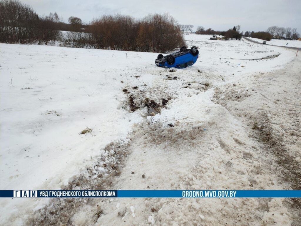 В Лидском районе произошло опрокидывание автомобиля